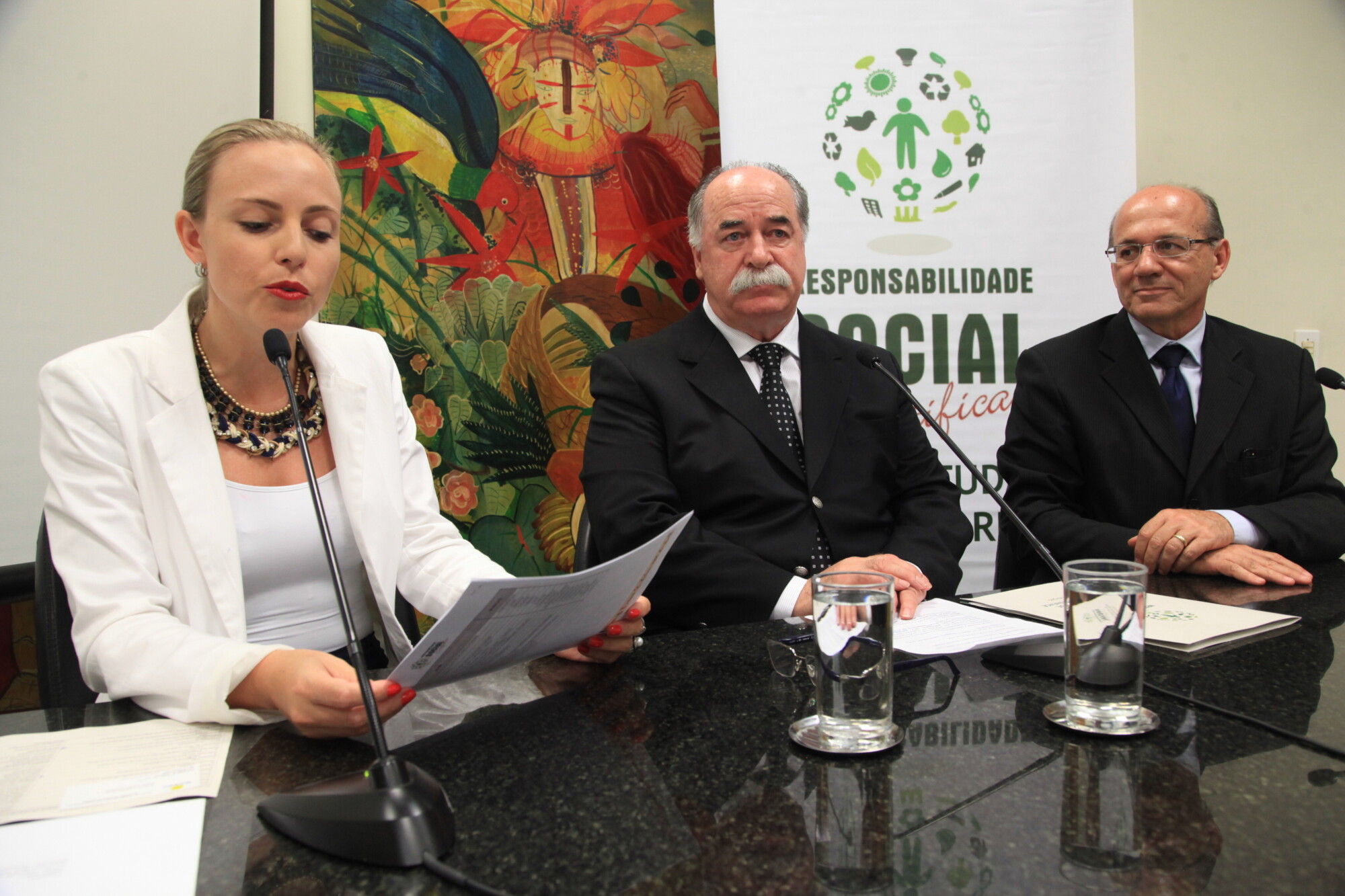 A presidente da comissão mista, Adelita Adiers, anuncia os vencedores. FOTO: Carlos Kilian/Agência AL