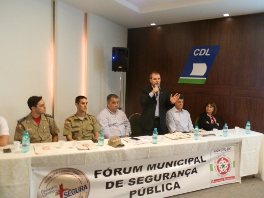 Presidente da Comissão de Segurança Pública, Mauricio Eskudlark (ao microfone) participou do Fórum de Segurança Pública de Balneário Camboriú.