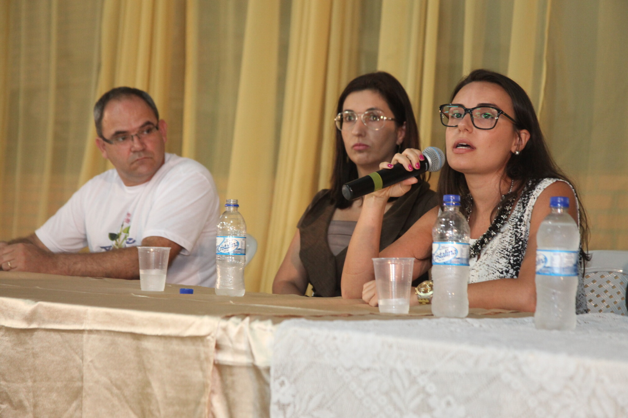 Promotora Simone Leite (microfone)
