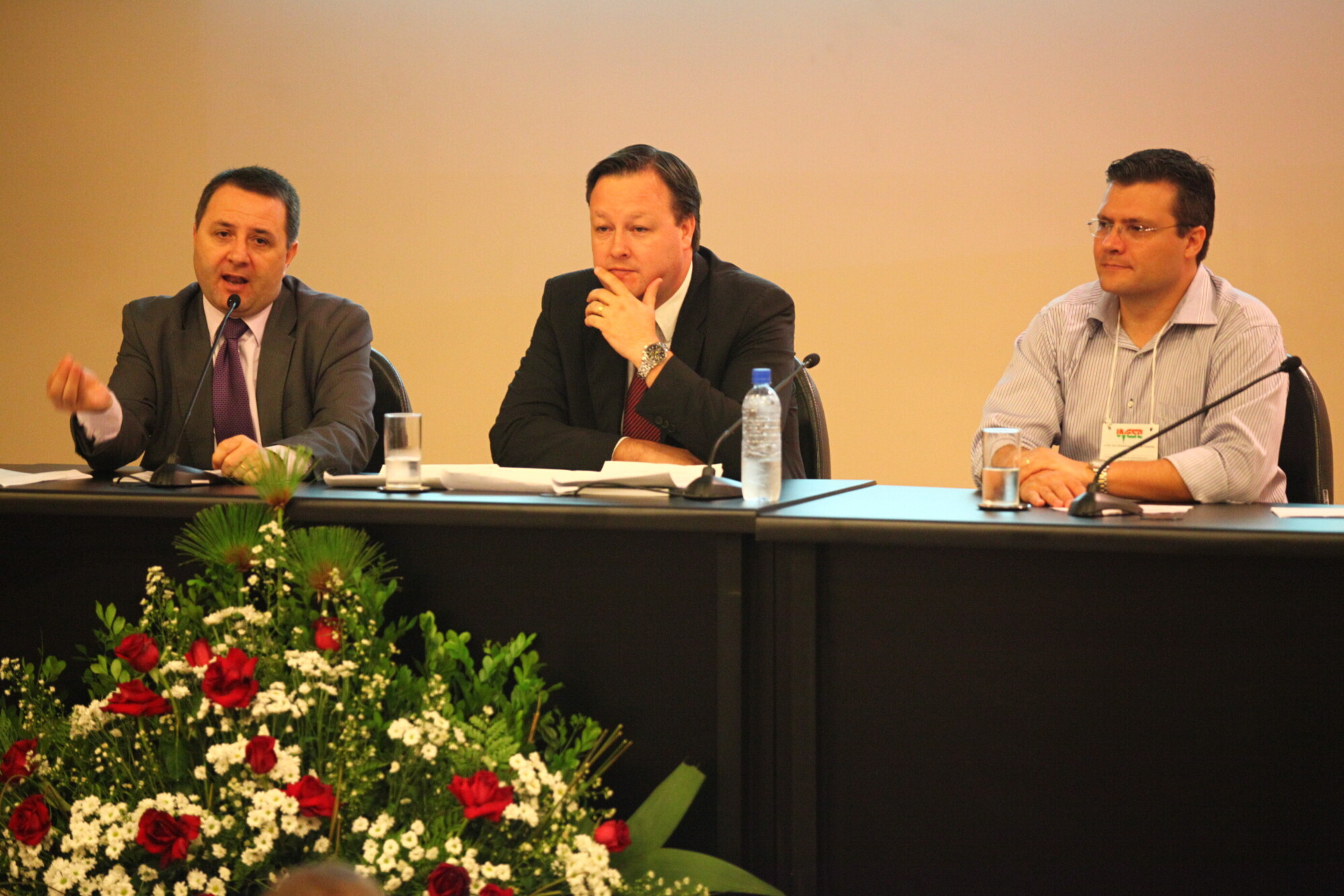 Prezotto (à esq.) e Canella (centro) abordaram os principais pontos da proposta de reforma política da OAB. FOTOS: Solon Soares/Agência Alesc