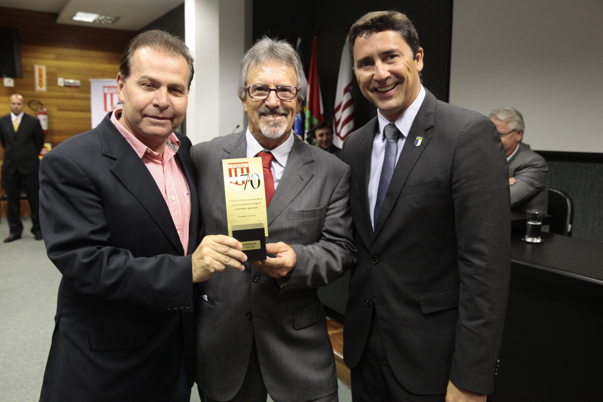 Gilmar Knaesel recebe homenagem de Manoel Rebelo (FCDU) e Luciano Cabral (CBDU). FOTO: Miriam Zomer/Agência AL
