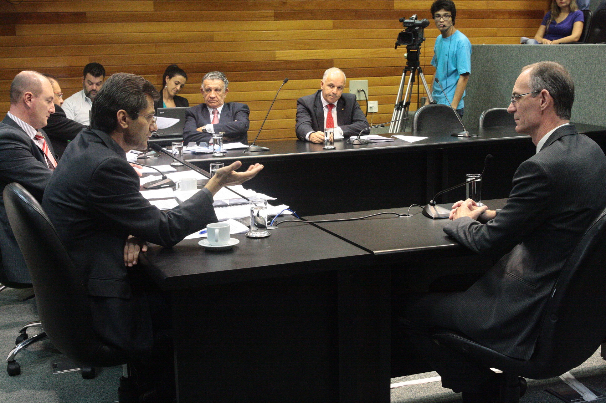 Lio Marin (d), chefe do MPSC, durante depoimento ao relator da CPI, deputado Jailson Lima. FOTO: Eduardo Guedes de Oliveira/Agência AL