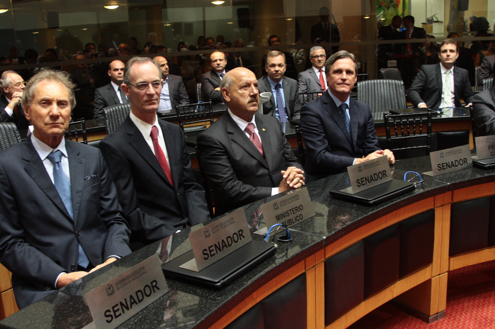 Autoridades regionais e estaduais prestigiam posse de Colombo e Pinho Moreira
