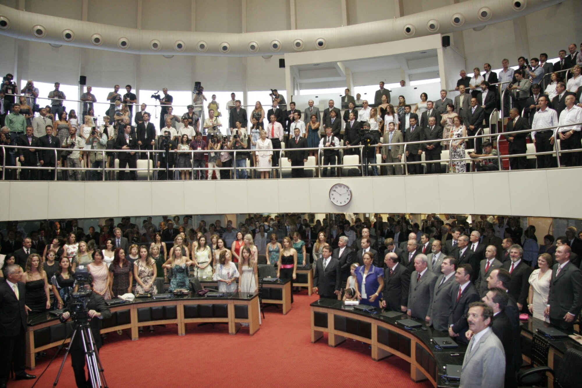 Posse dos deputados para a nova legislatura será num domingo