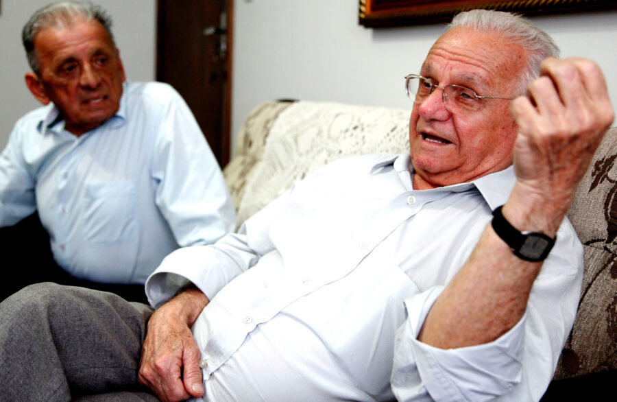 Romualdo e Reinaldo Lazier (ao fundo).“O Reinaldo ficou preso em uma cela pequena, uma solitária brasileira.”