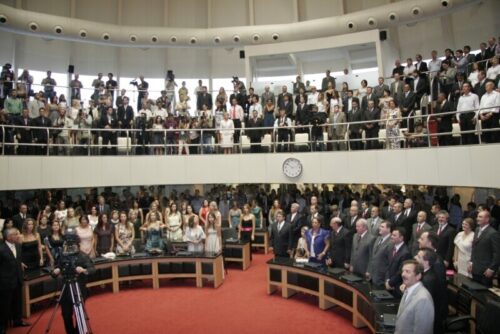 Posse dos deputados para a nova legislatura será neste domingo (1º)