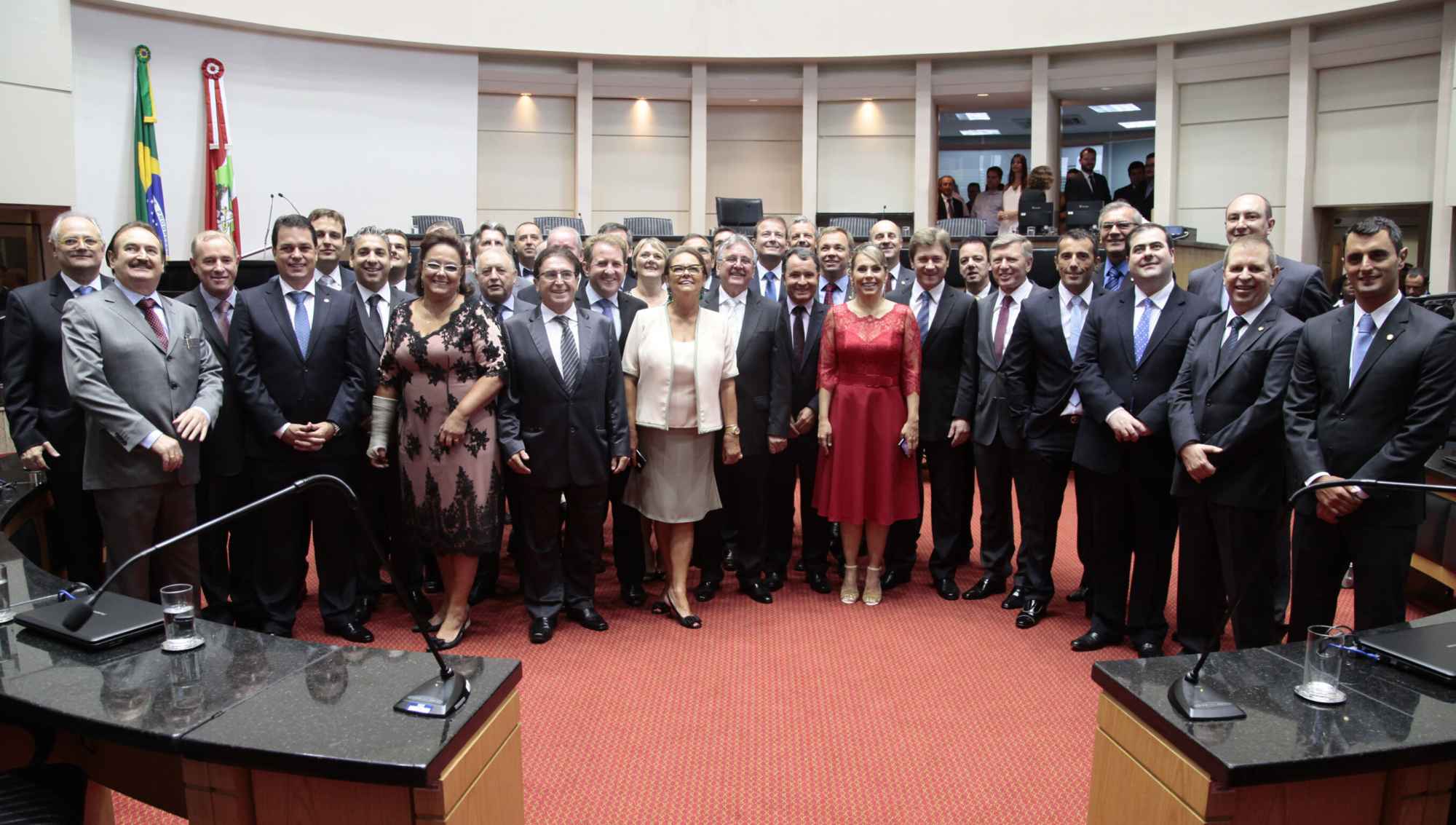 Posse dos deputados abre 18ª legislatura