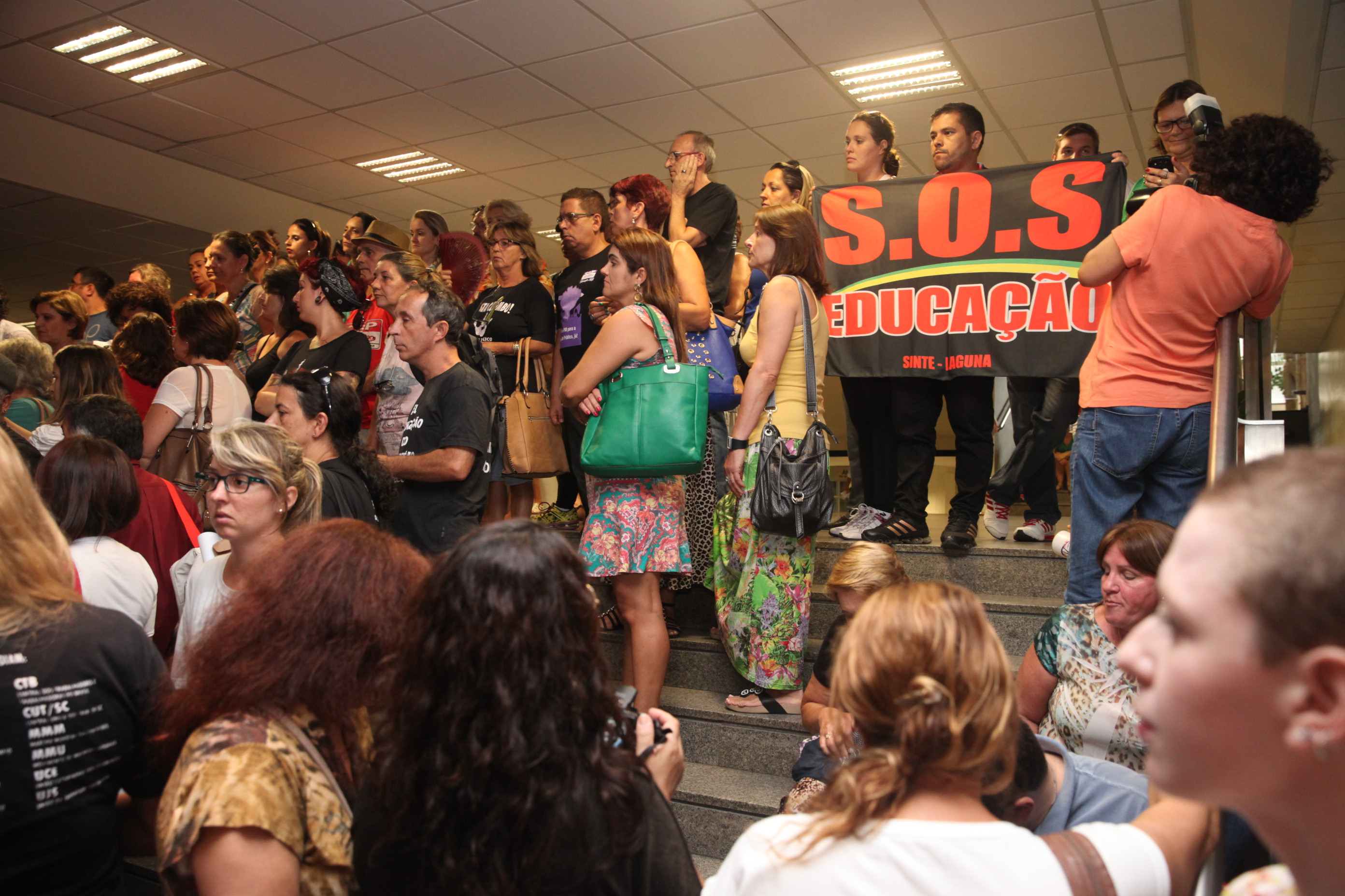 Professores estaduais fazem manifestação do hall da Assembleia Legislativa de SC. Foto: Fábio Queiroz / Agência AL