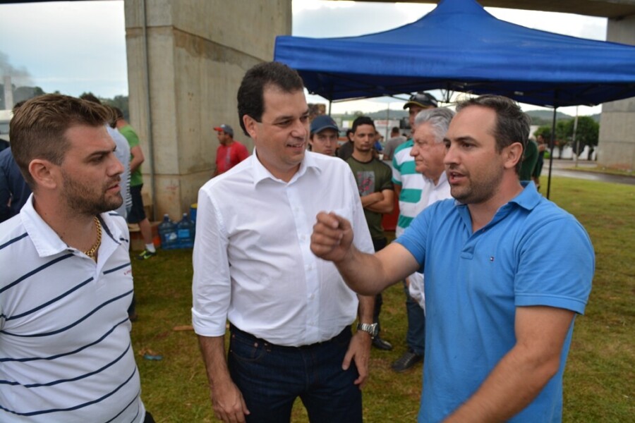 Deputado Rodrigo Minotto (c) conversa com caminhoneiros em greve, em Chapecó. FOTO: Divulgação
