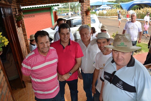 Deputado (2º à esq.) prestigia feira agrícola em Palma Sola