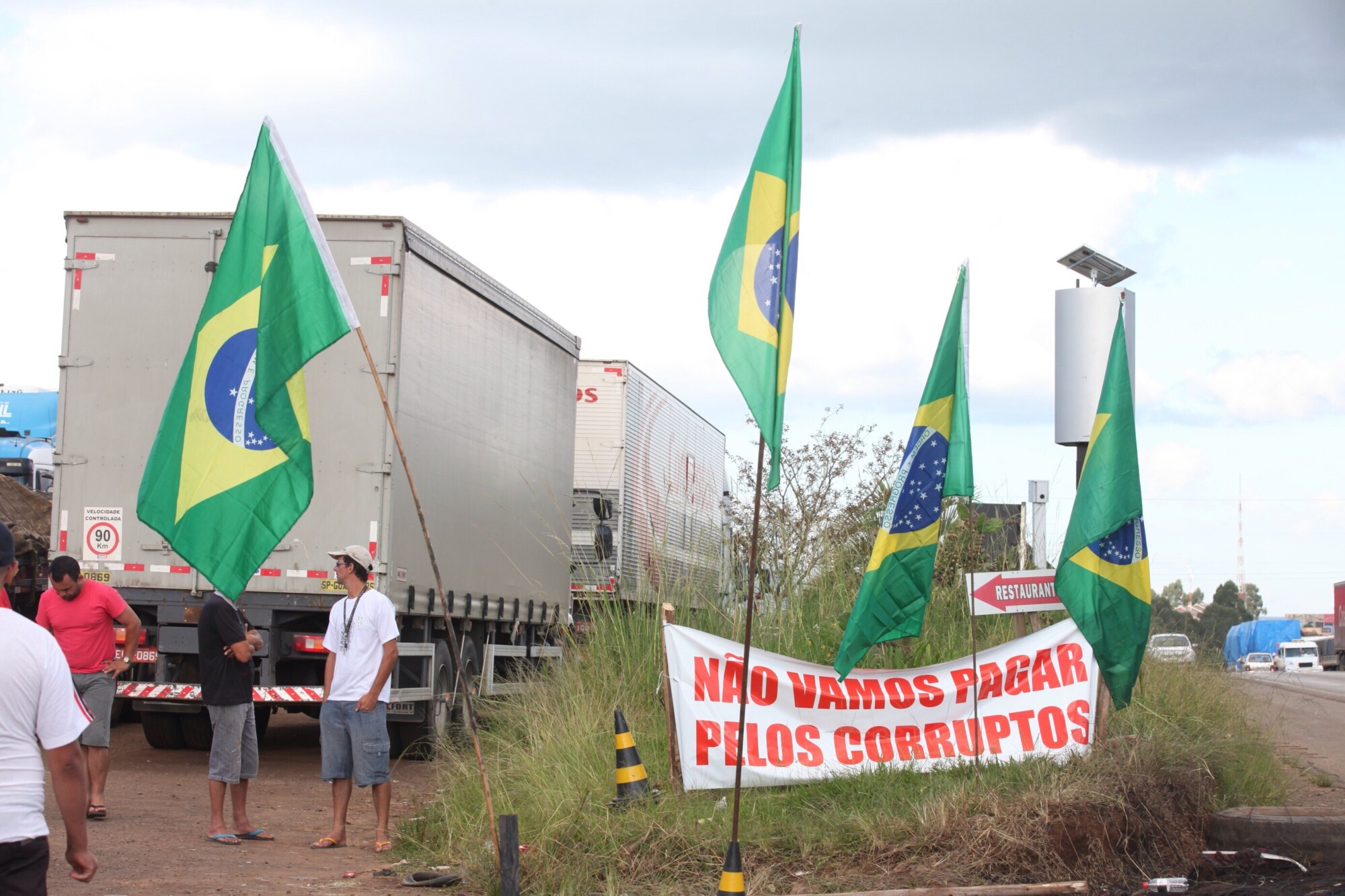 Deputados e governador se reúnem para discutir greve dos caminhoneiros
