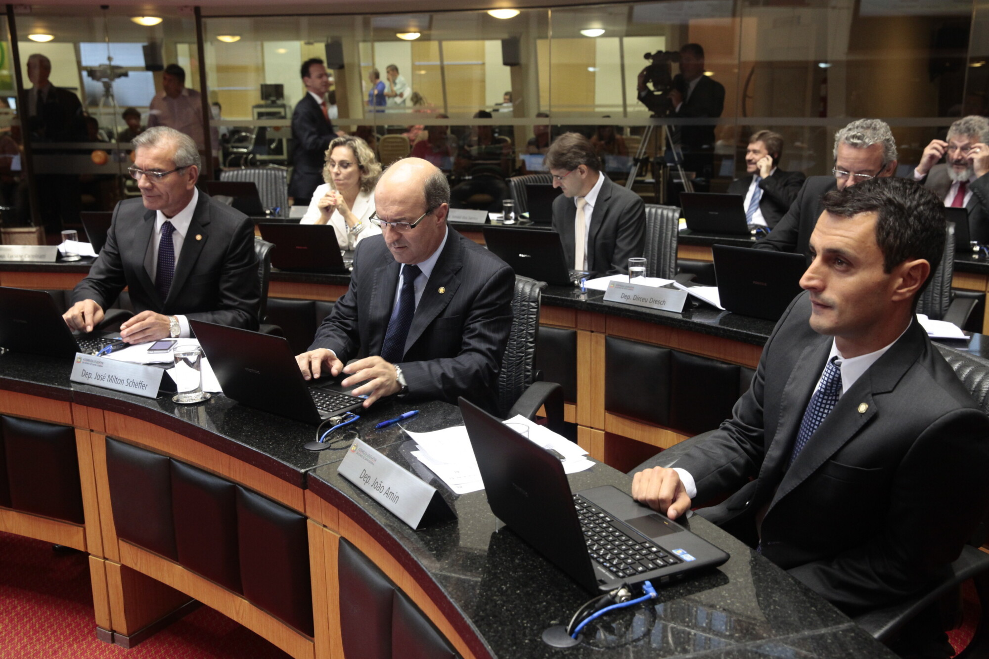 Assembleia rejeita veto do Executivo à estabilidade financeira de servidor do MP