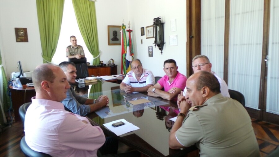 Deputado Mauro de Nadal e vereadores de Guaraciaba em reunião com o comando da PM/SC