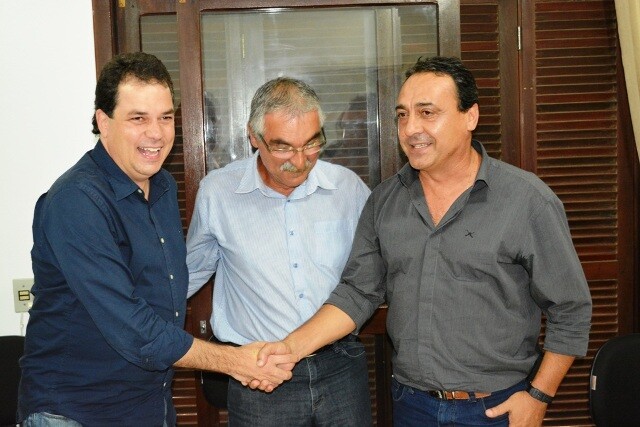 Deputado Rodrigo Minotto (E) prestigia posse do vice-prefeito de Passo de Torres