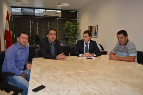 Deputado Rodrigo Minotto recebe prefeito de Passo de Torres