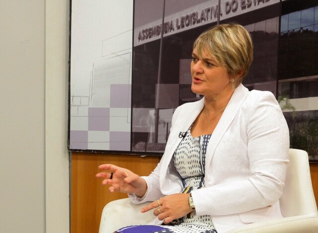 Luciane Carminatti fala sobre direitos das mulheres e carreira dos professores