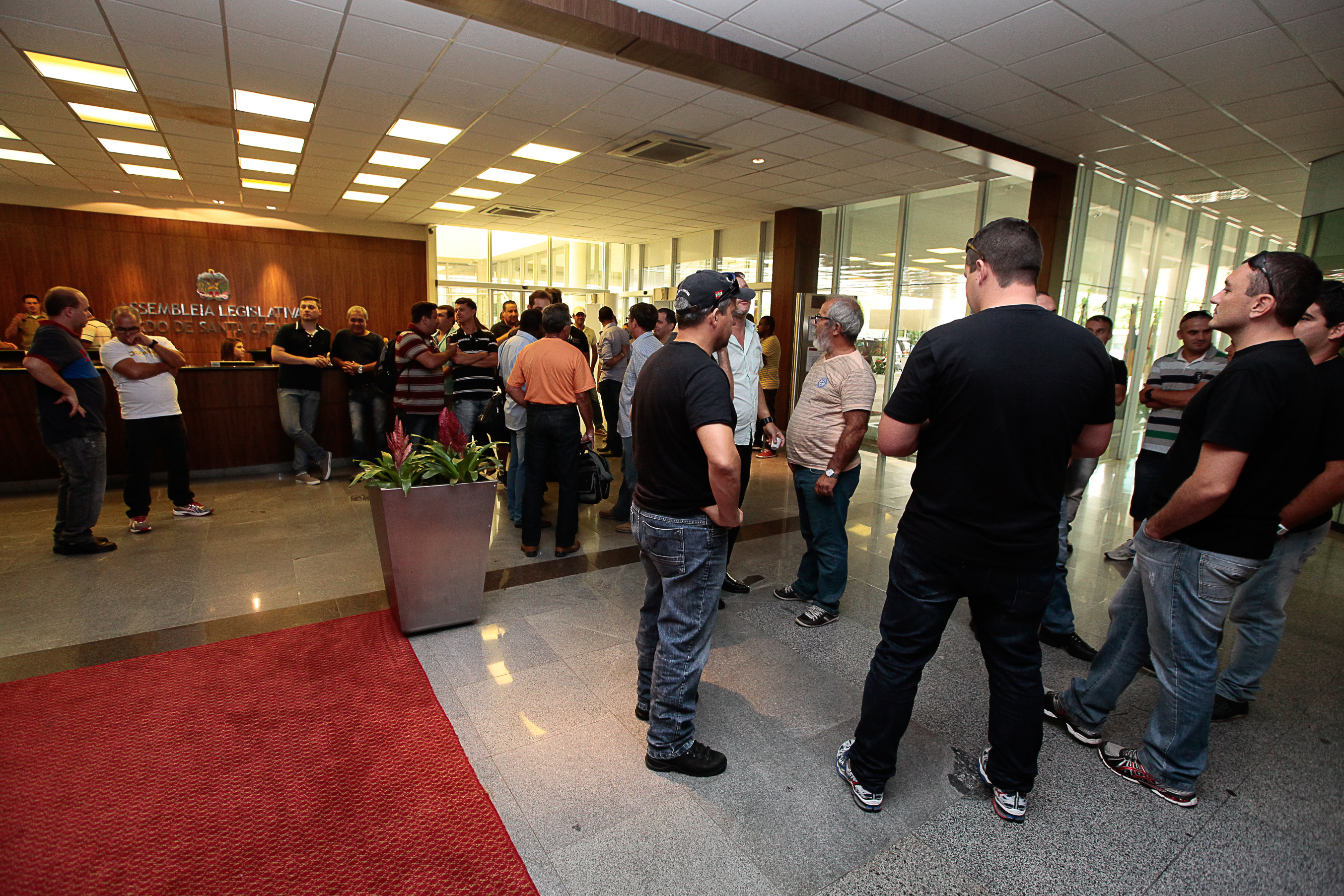Agentes Prisionais ocupam o Hall da Alesc