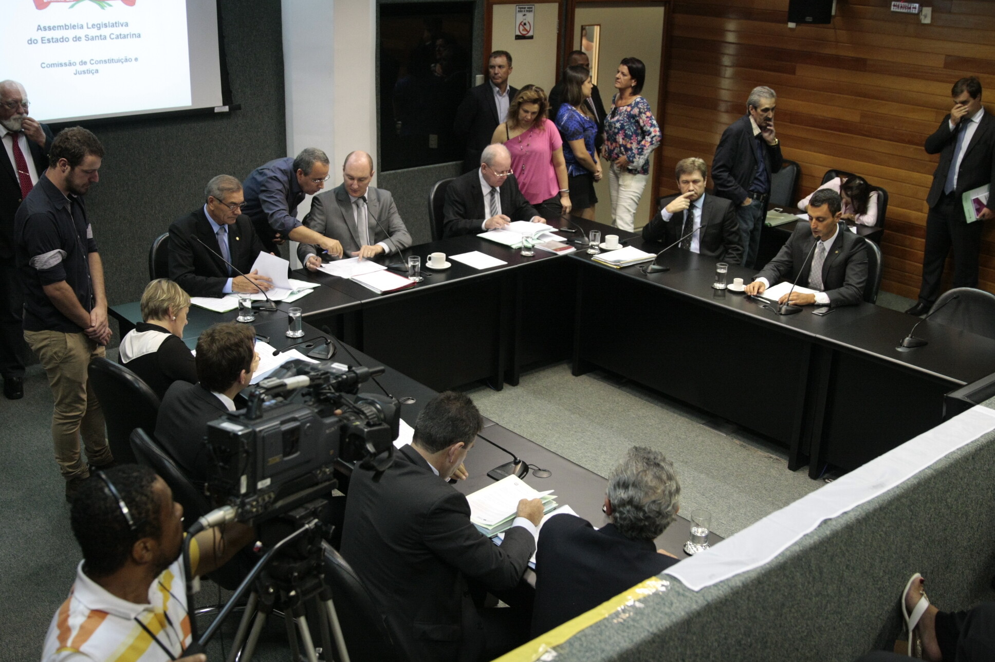 Proposta de reajuste do salário mínimo regional é aprovada na CCJ