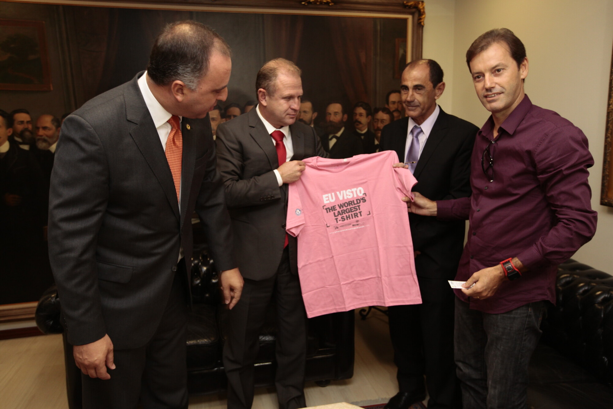 Presidente da Assembleia recebe camiseta que colocou SC no Guinness