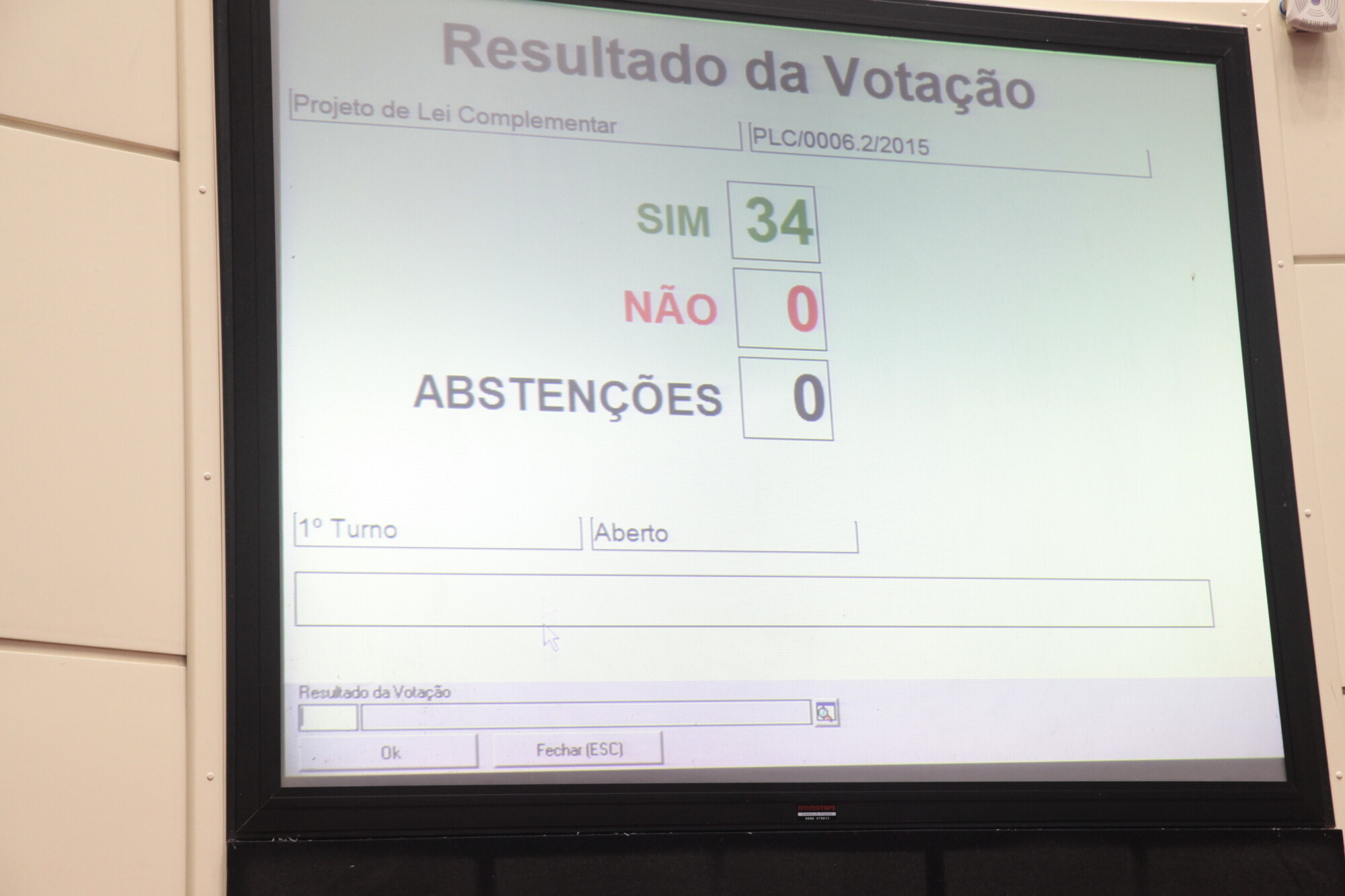 Os 34 deputados presentes votaram a favor do projeto