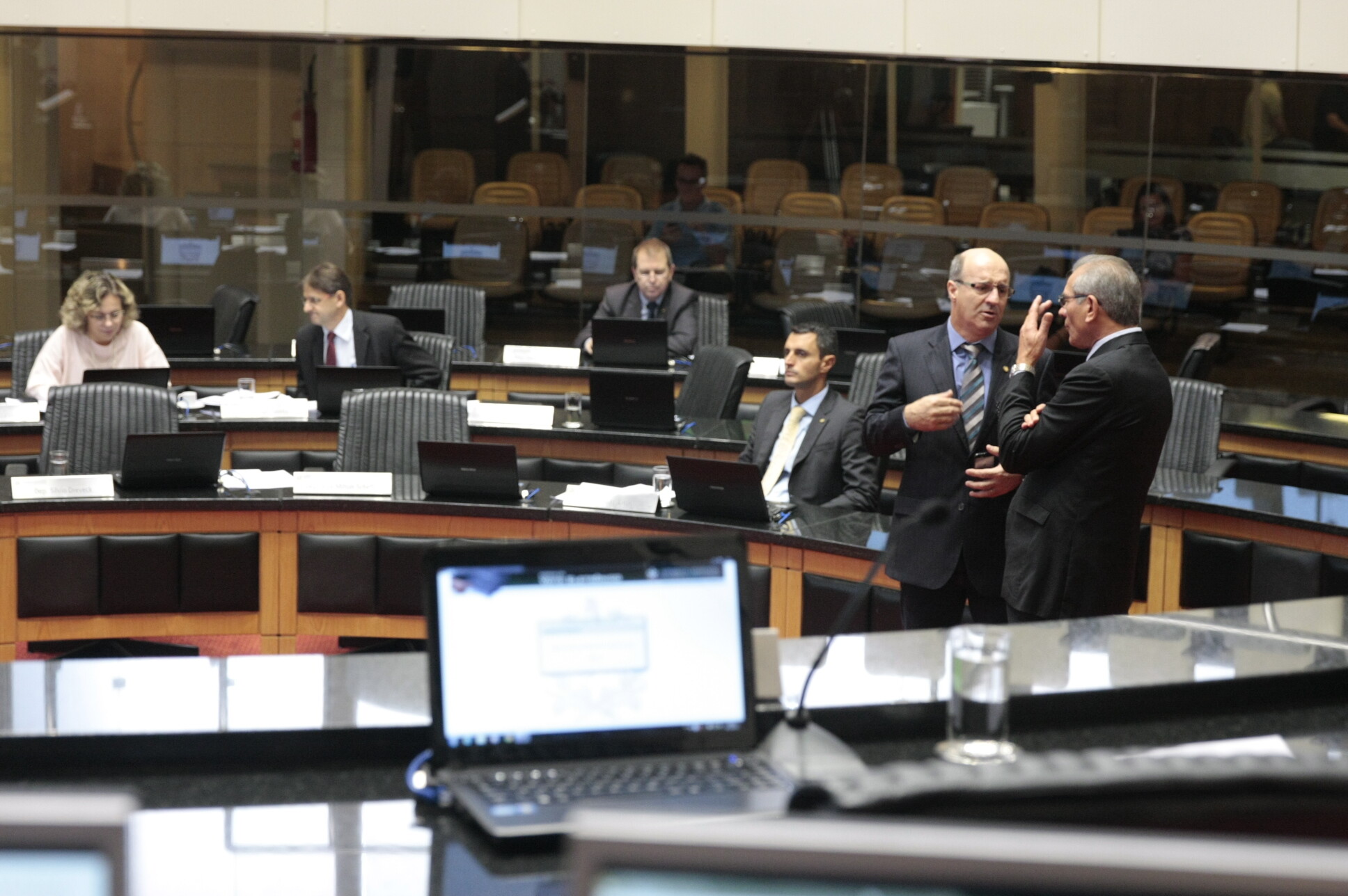 Deputados questionam a capacidade do Congresso em realizar reformas no país
