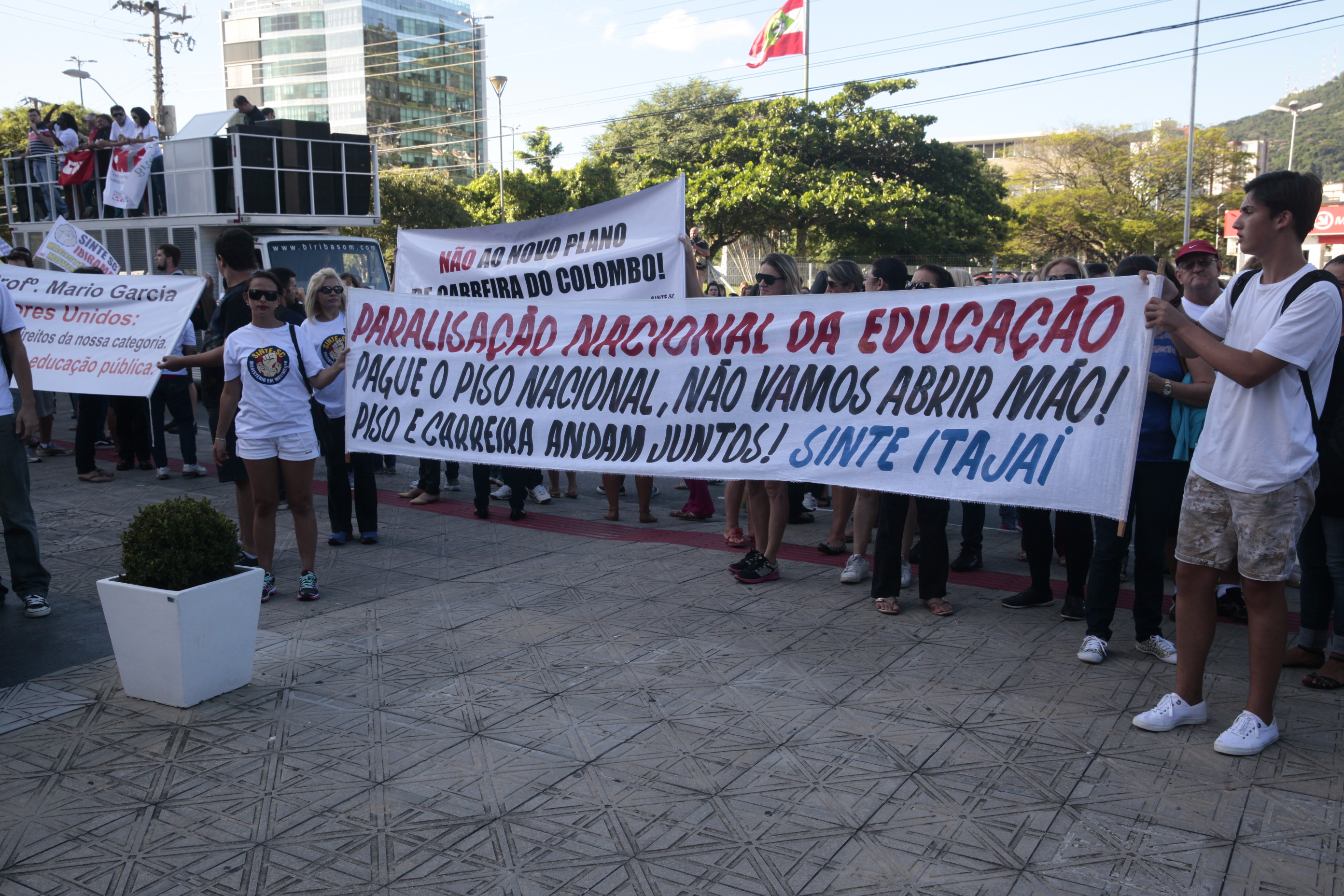 Professores fazem manifestação em frente à Assembleia Legislativa. Foto: Eduardo Guedes de Oliveira / Agência AL
