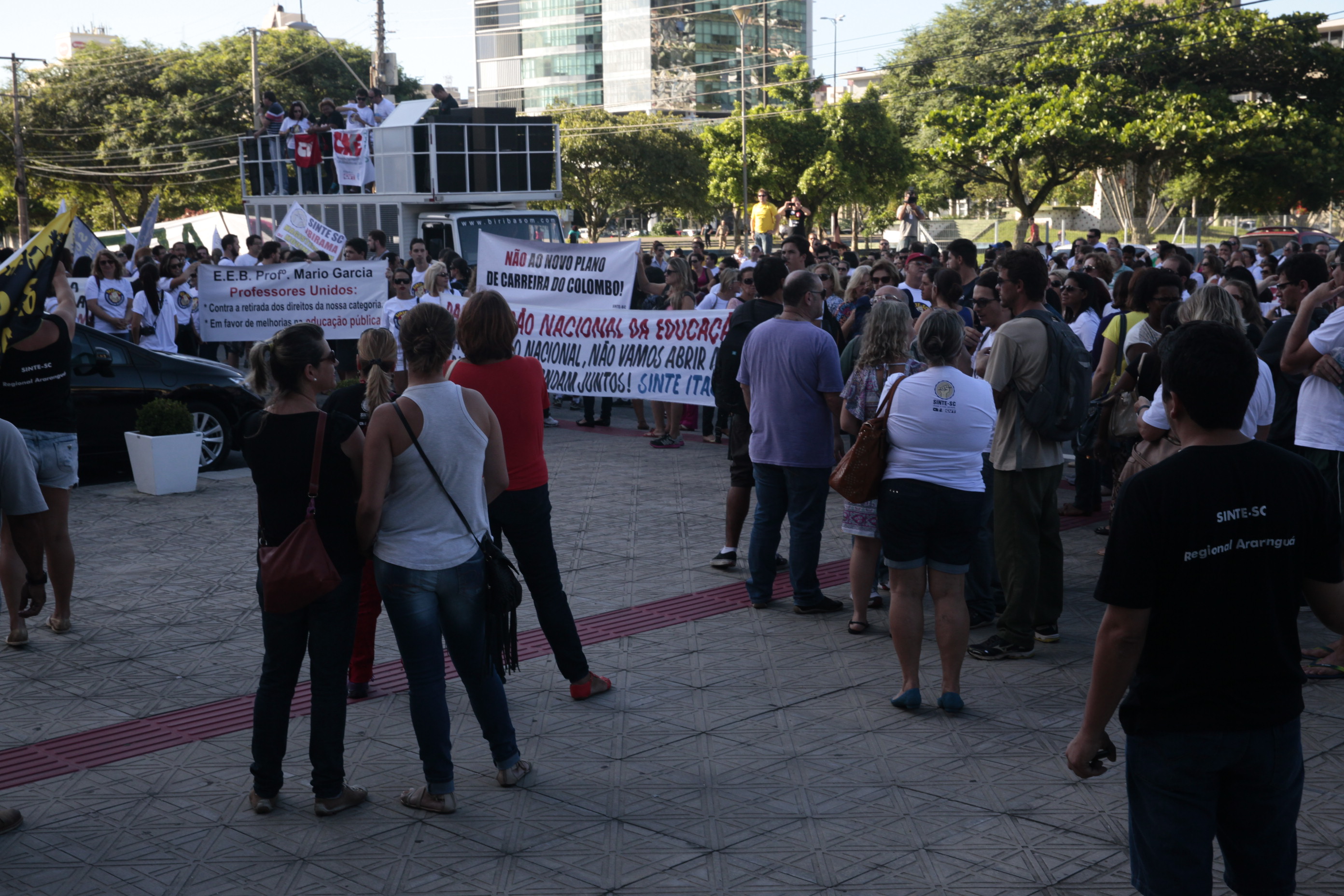 Professores fazem manifestação em frente à Assembleia Legislativa. Foto: Eduardo Guedes de Oliveira / Agência AL