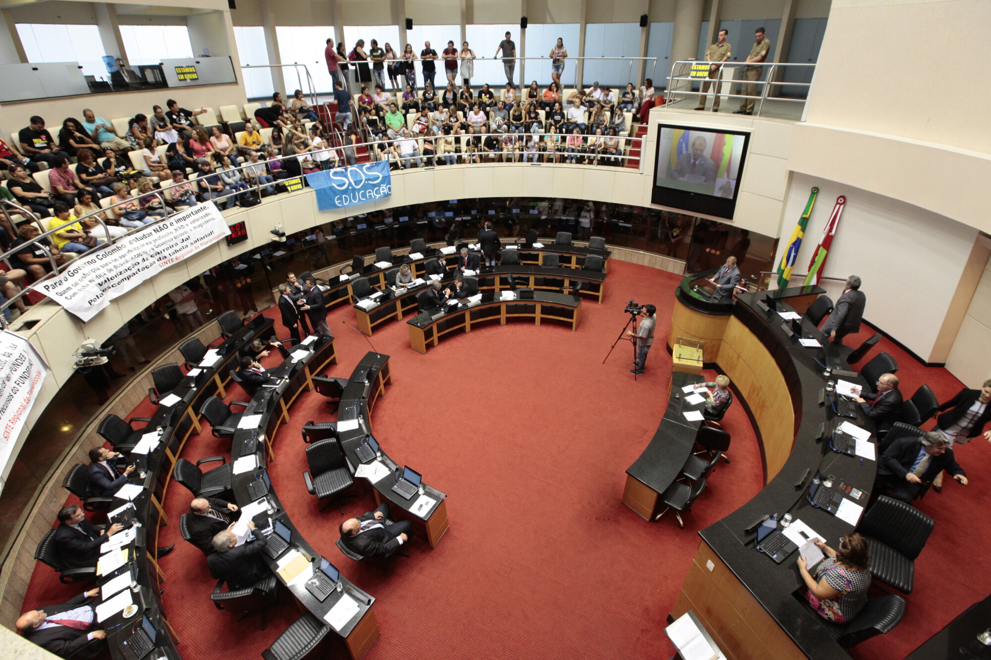 Assembleia aprova contas do Executivo de 2010 e adia votação da MP 198