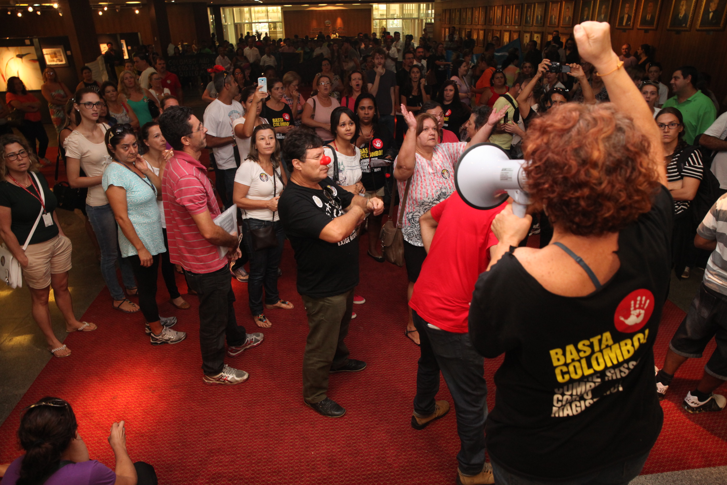 Professores ACTs e comunidade quilombola fazem manifestação no hall da Alesc. Foto: Fábio Queiroz / Agência AL