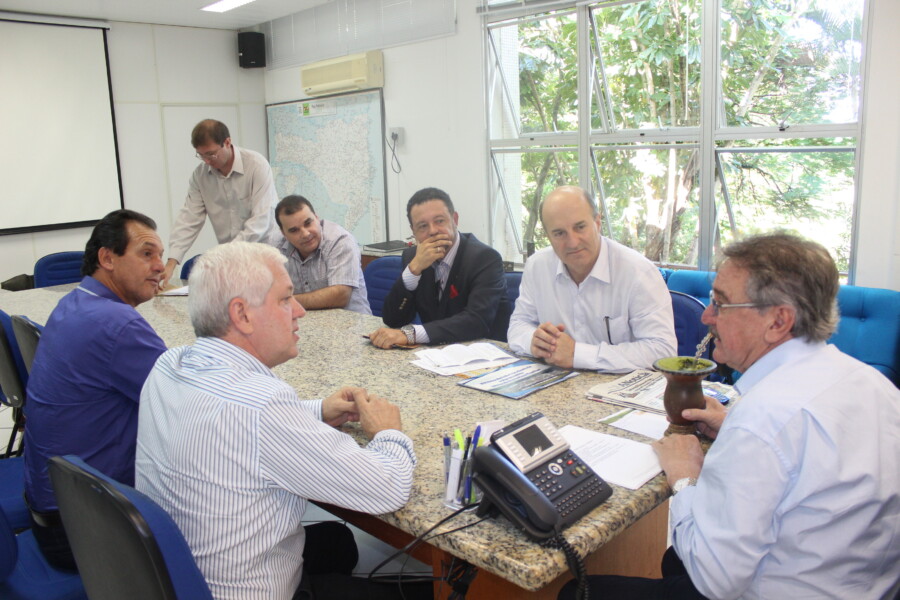 Deputado Zé Milton e lidernças de Jaguaruna reunidos com o secretário de Agricultura, Moacir Sopelsa