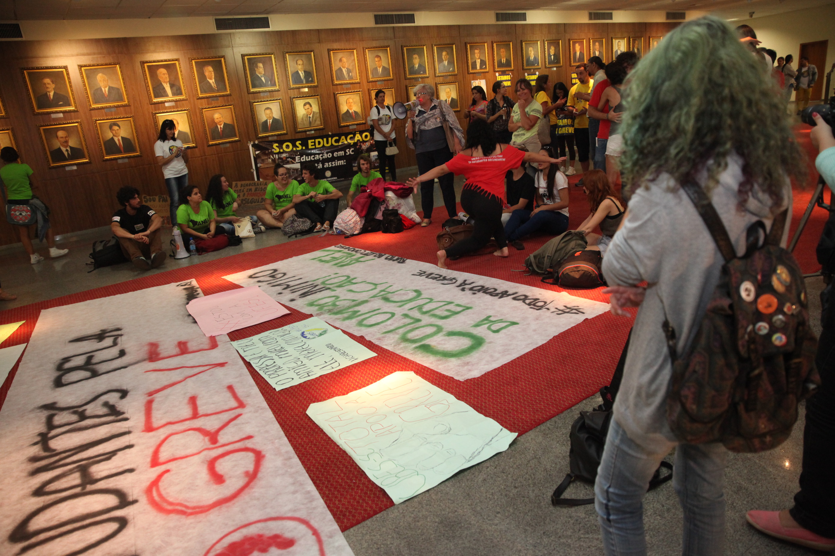 Alunos comparecem à Alesc em apoio à greve dos professores. Foto: Fábio Queiroz / Agência AL