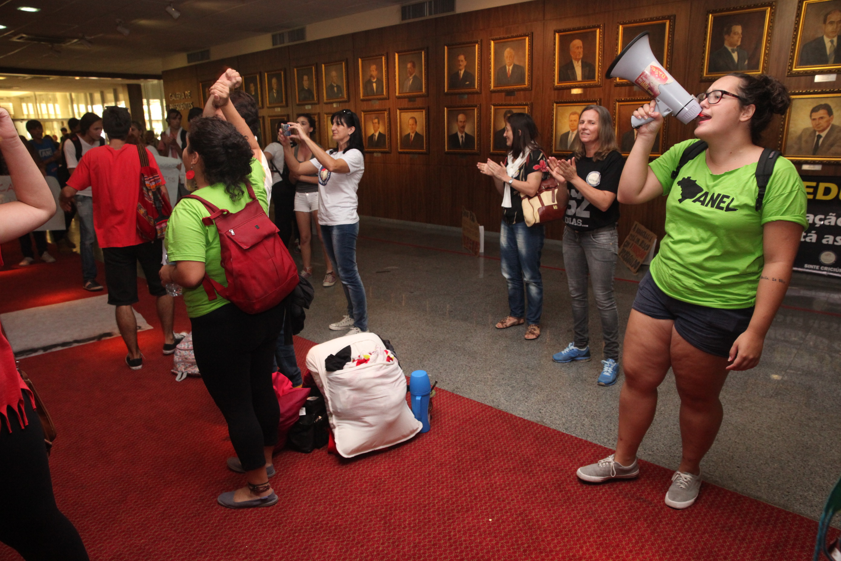Alunos comparecem à Alesc em apoio à greve dos professores. Foto: Fábio Queiroz / Agência AL