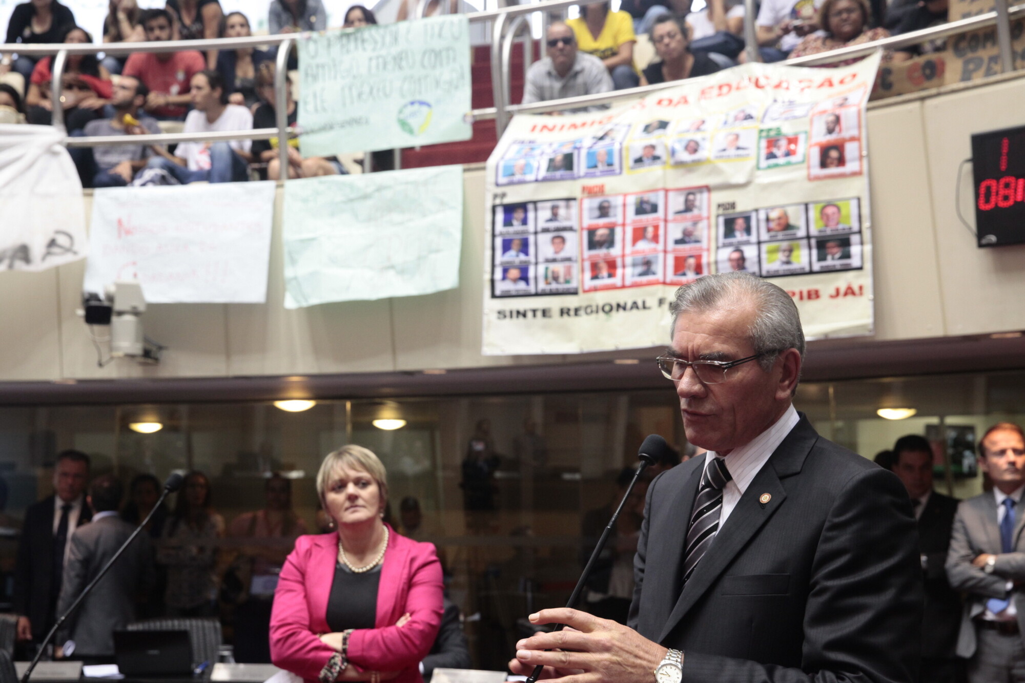 Líder do governo anuncia revogação da MP dos professores temporários