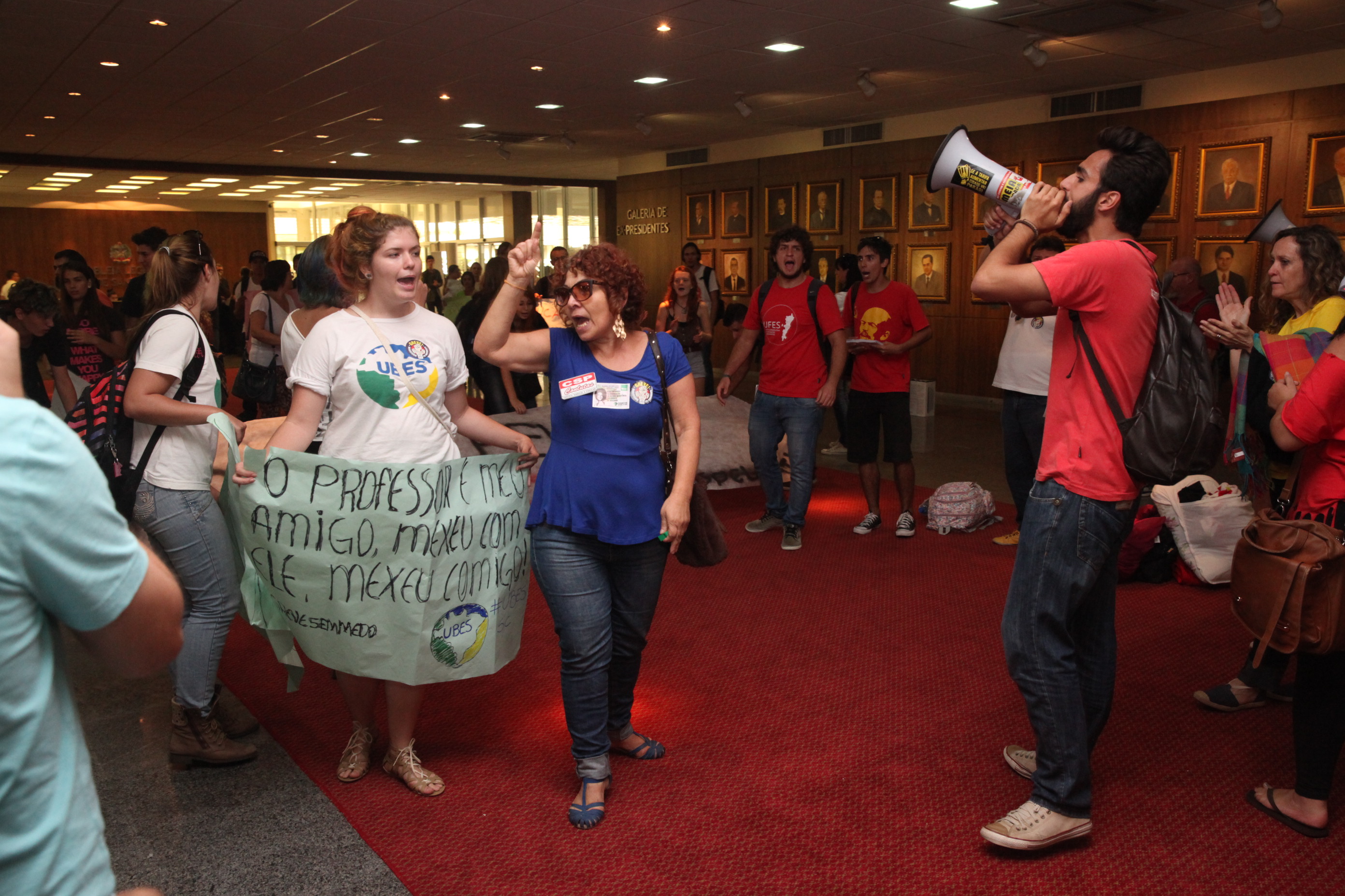 Professores no Hall da Alesc