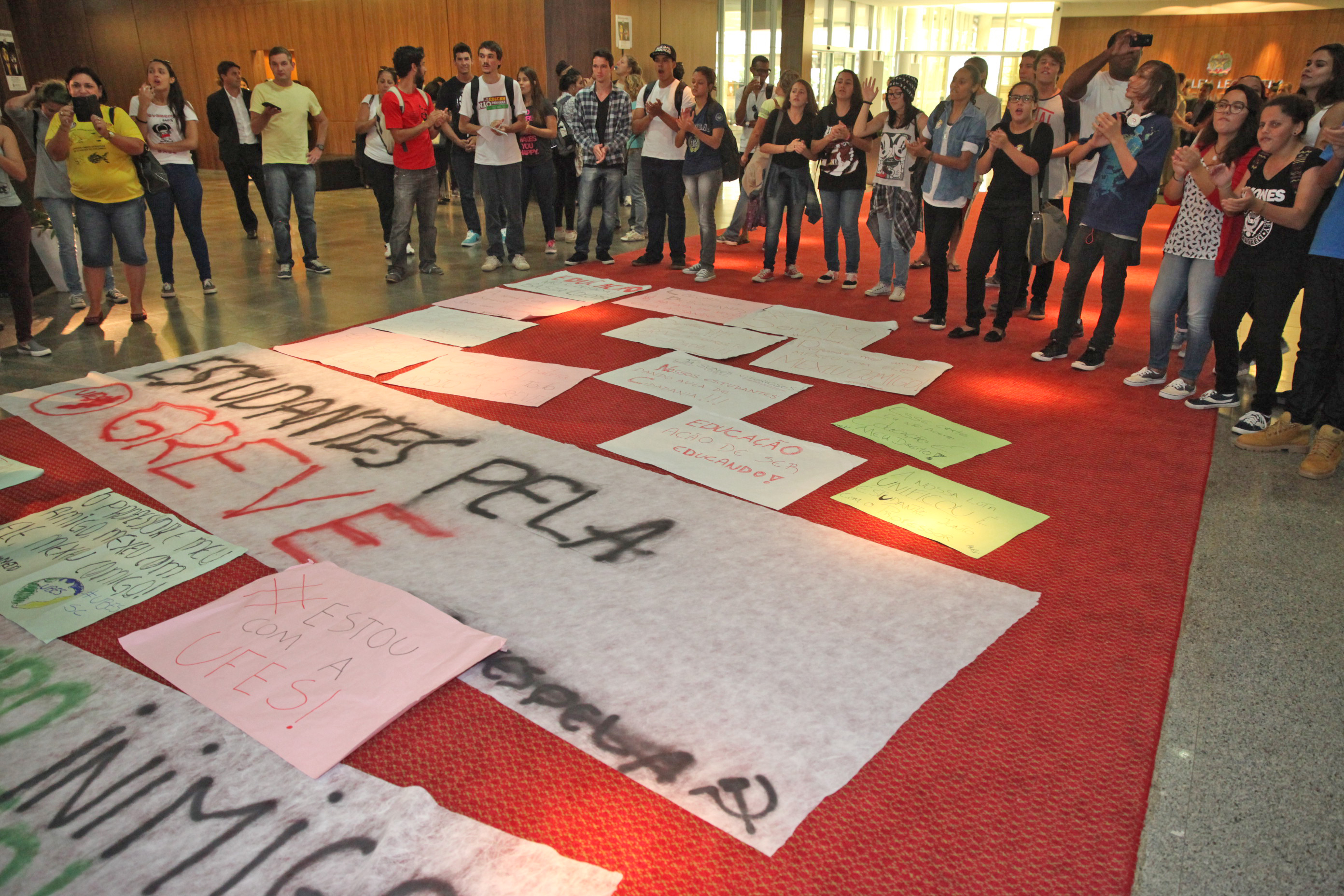 Professores no Hall da Alesc. Foto: Fábio Queiroz / Agência AL