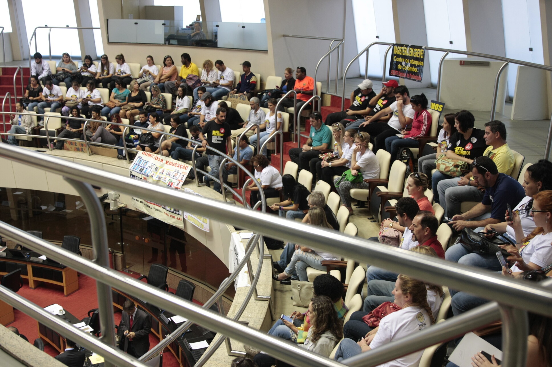 Anúncio da revogação da MP dos professores temporários repercute no plenário