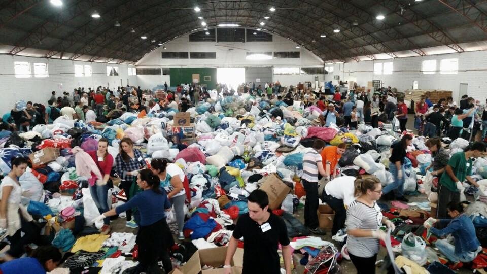 Autoridades iniciam força-tarefa para ajudar atingidos por tornado
