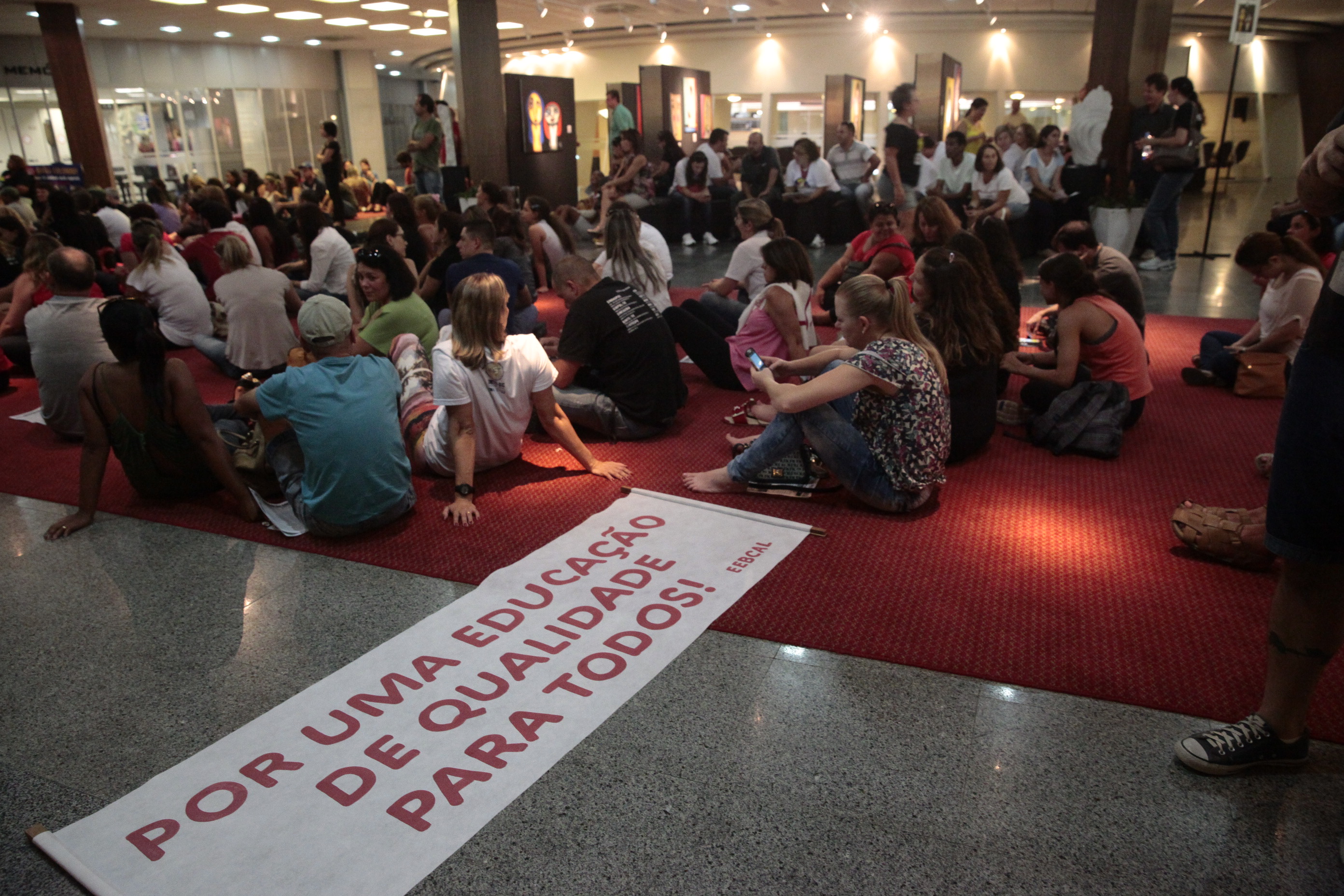 Professores ocupam o hall da Alesc