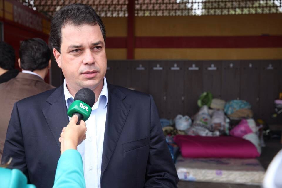 Deputado Rodrigo Minotto em visita a atingidos
