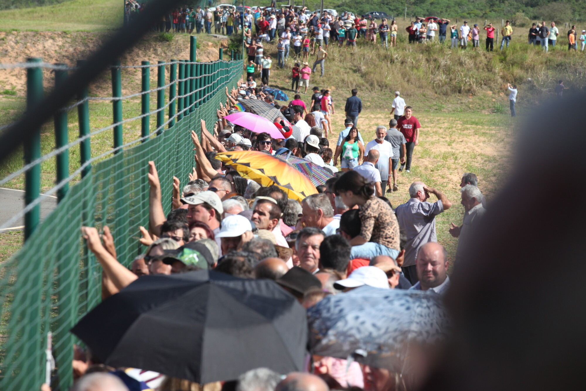 Público se aglomera para ver a chegada do avião