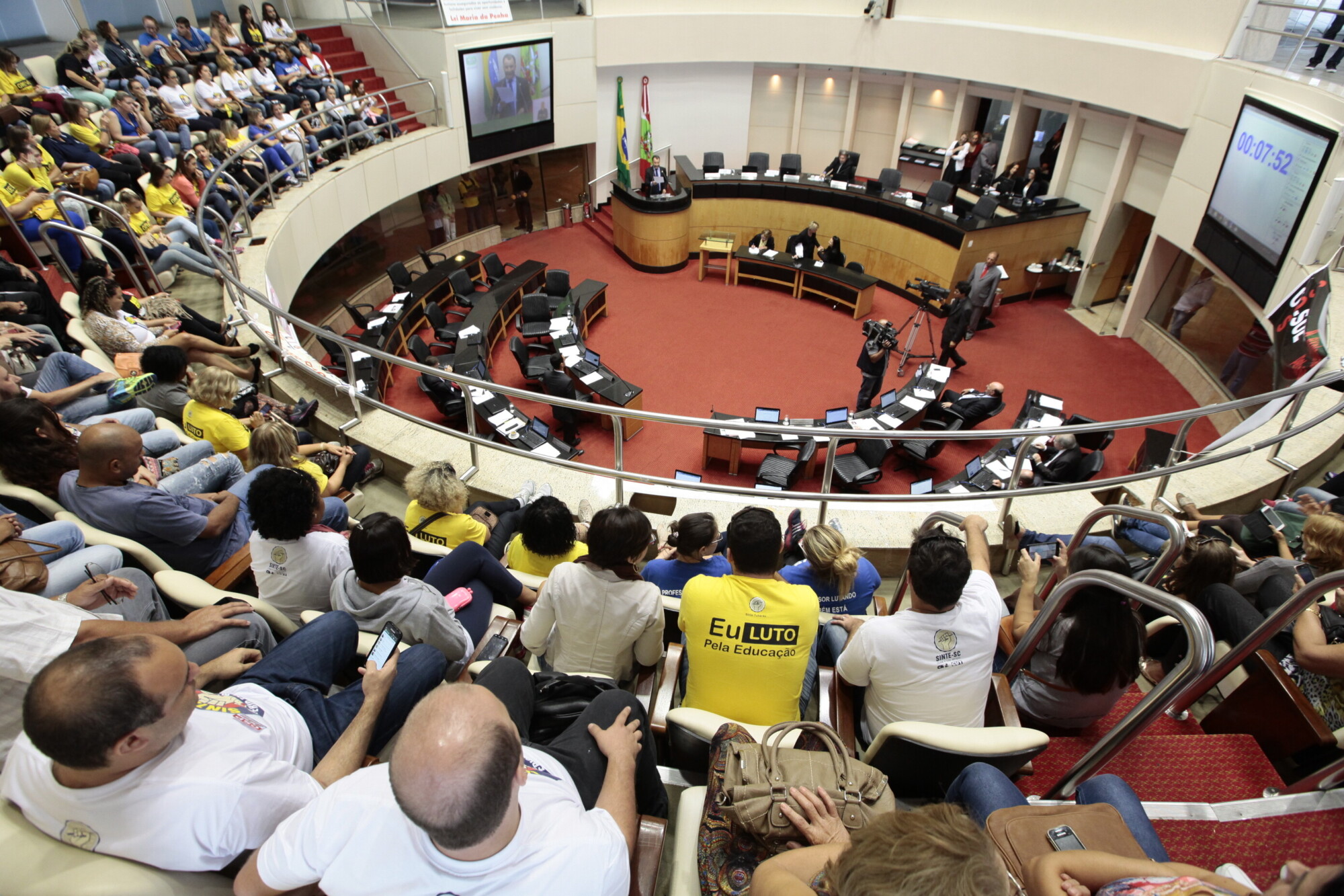 Deputados pedem retomada de diálogo entre governo e professores