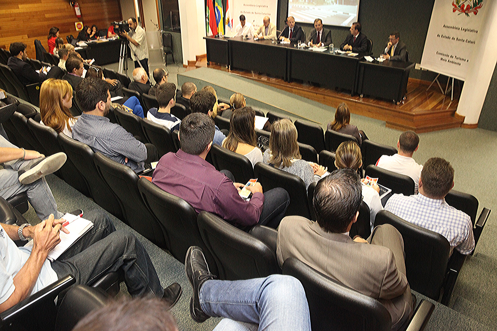 Parlamento debate ações para coleta de óleo de cozinha