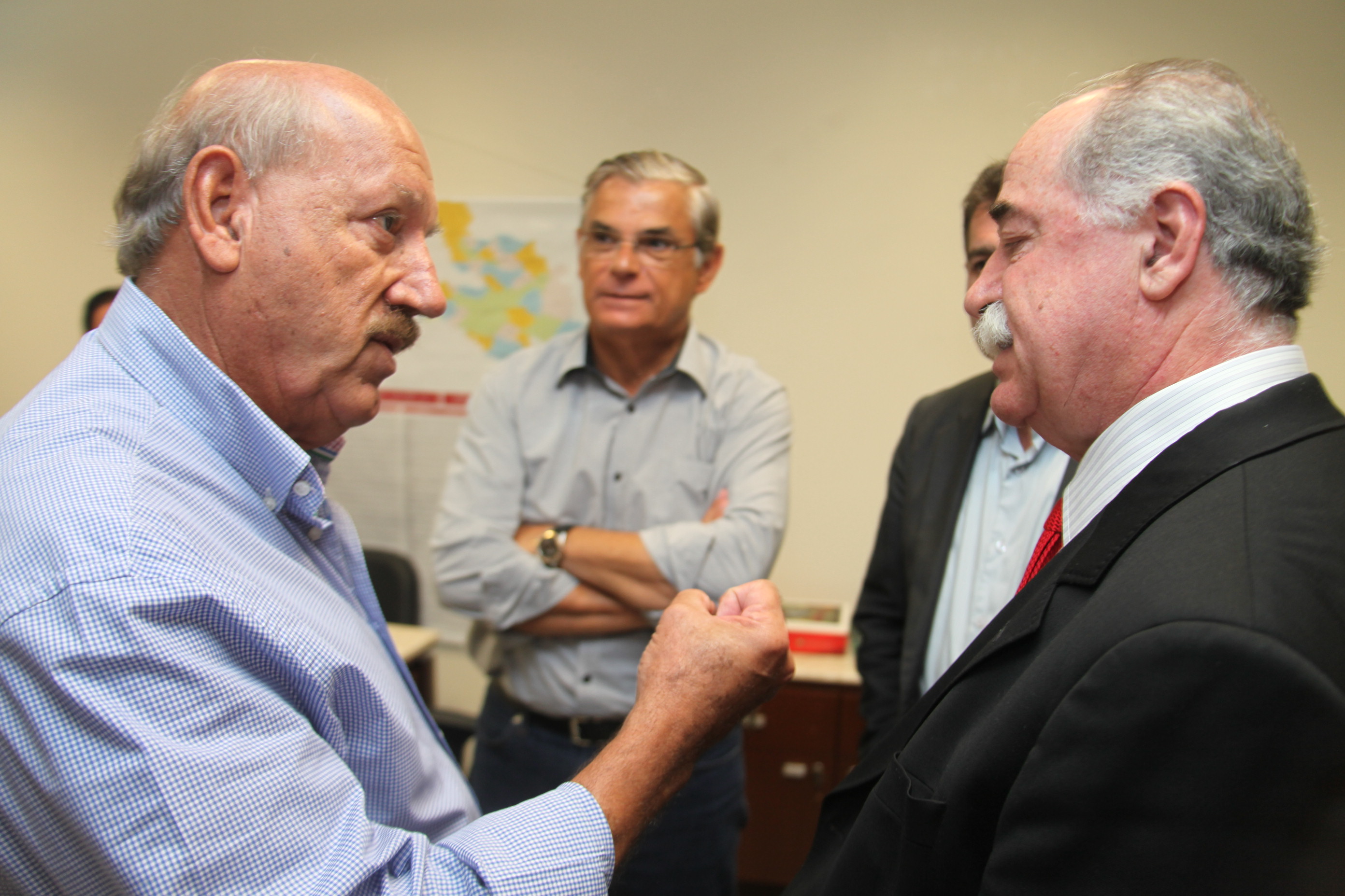 Em 27 de fevereiro de 2014, o congressista Luiz Henrique visitou o gabinete do deputado estadual Romildo Titon quando este foi afastado da presidência da Assembleia Legislativa de SC. Foto: Fábio Queiroz / Agência AL
