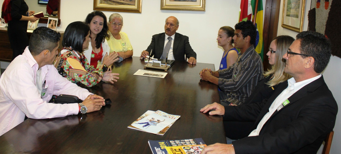 Em 3 de dezembro de 2014, o Senador recebeu em Brasília alunos da Escola do Legislativo  para falar acerca do Opine sobre Projetos, proposição legislativa da qual foi relator. Foto: Divulgação Escola do Legislativo