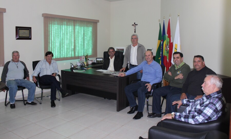 Deputado Zé Milton e vereadores em visita ao presidente em exercício da Ceprag, Valmir Augusto Rodrigues