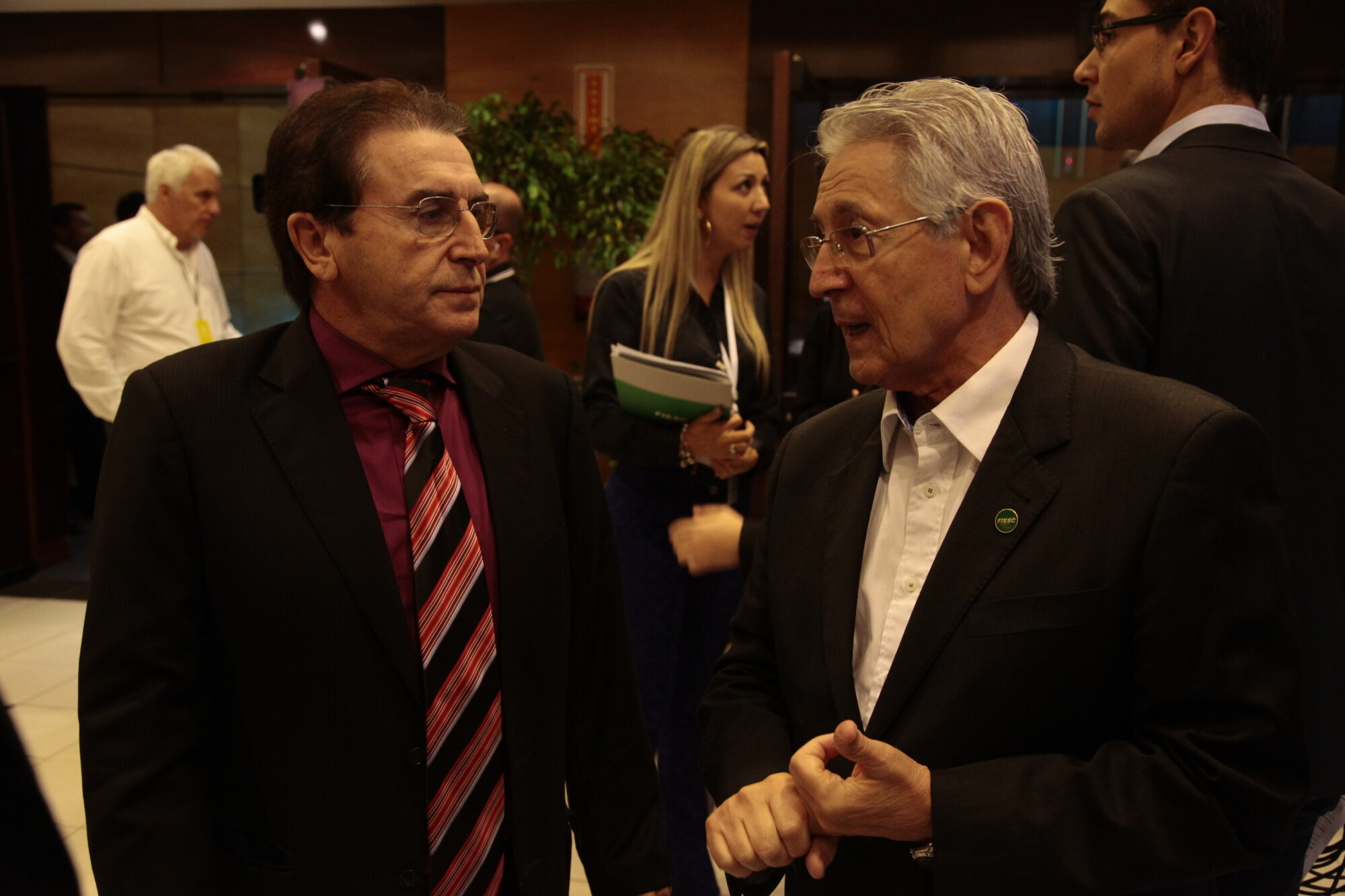 Deputado Antônio Aguiar (PMDB) conversa com presidente da Fiesc em evento no Costão do Santinho. FOTO: Mirian Zomer/Agência AL