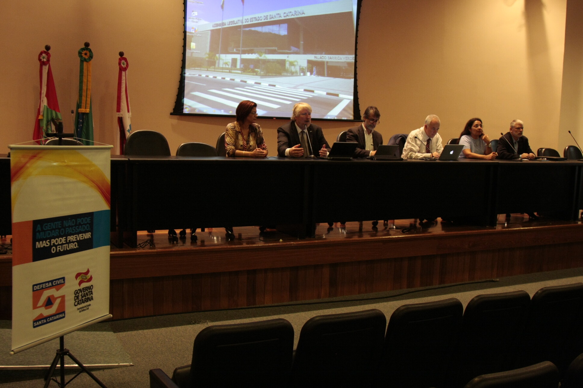 Encontro debate formação da rede de pesquisa sobre desastres naturais