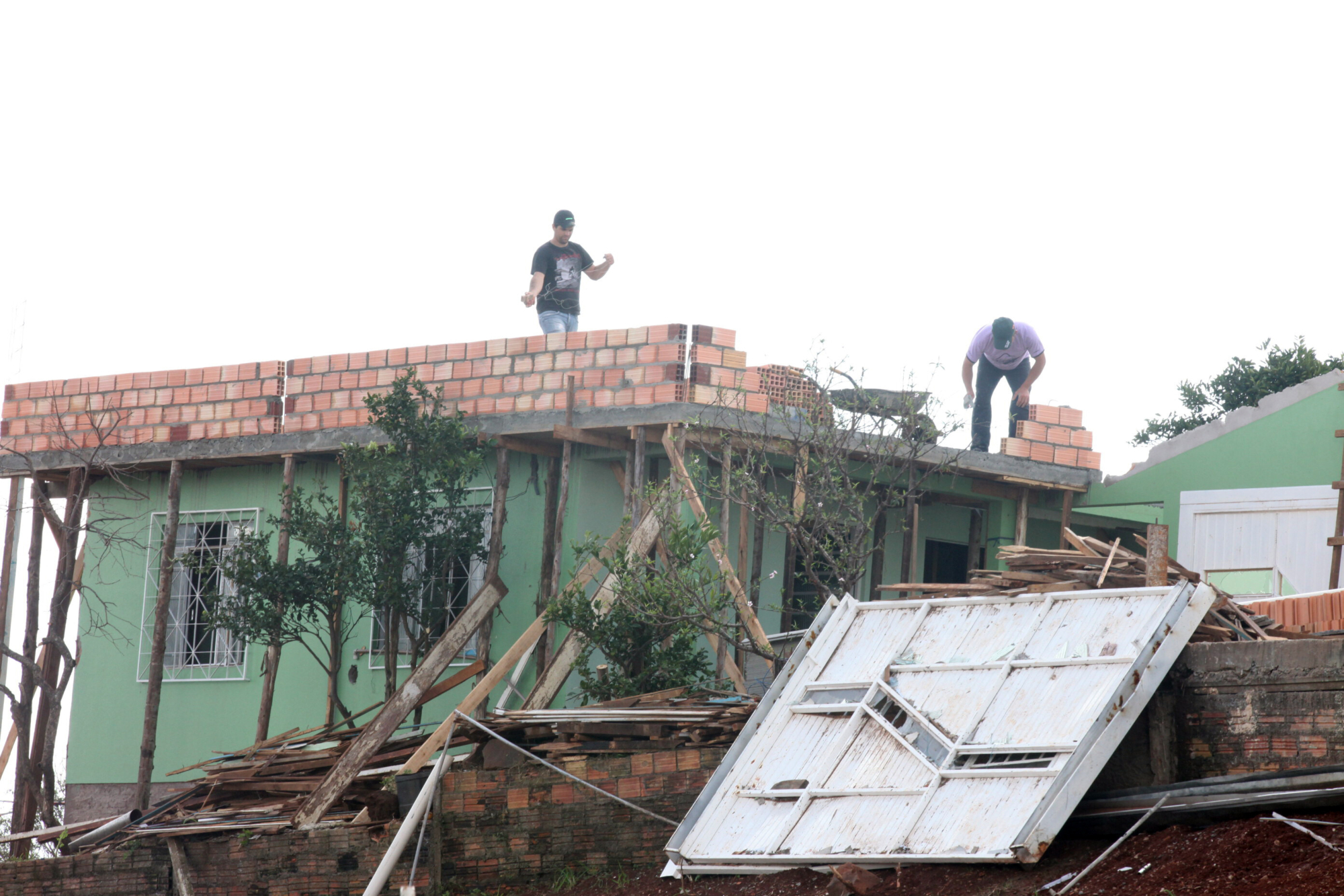 Um mês após tornado, Xanxerê luta para se reerguer