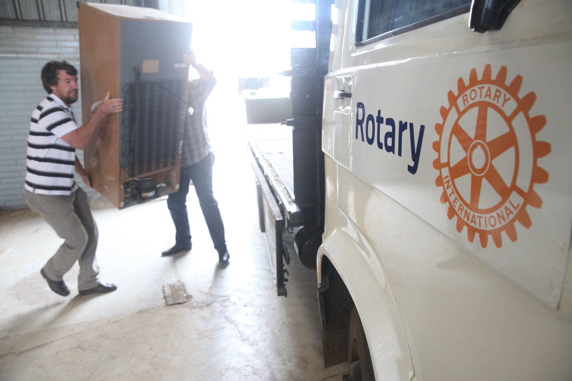 Ari Andolfatto (E) perdeu a casa, mas não deixou de atuar como voluntário e dirige o caminhão do Rotary Clube para transportar materiais  FOTO: Fábio