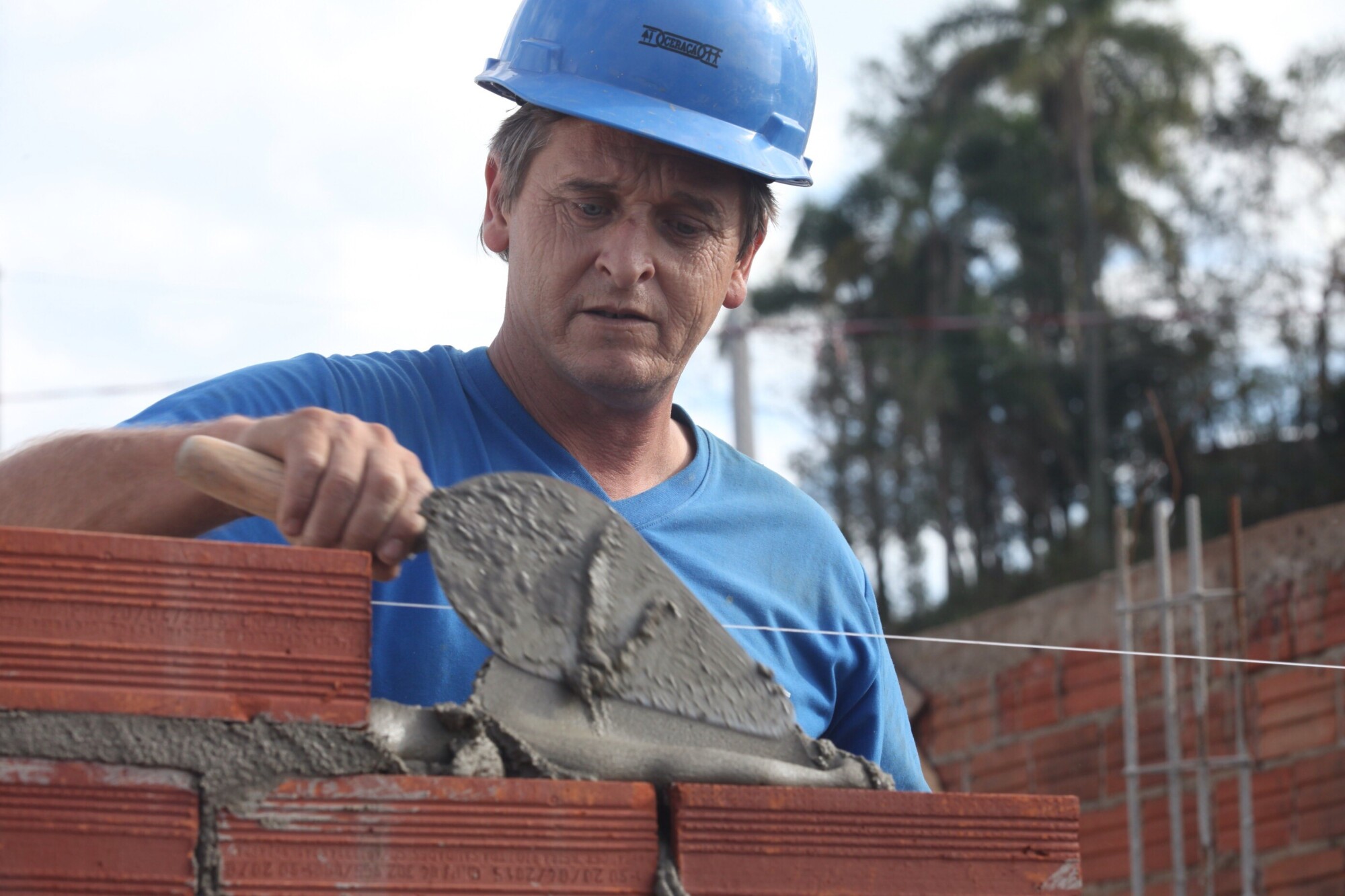 Por todos os cantos da cidade, os trabalhos de reconstrução não param, como no bairro Primo Tacca, um dos mais afetados  FOTO: Fábio Queiroz/Agência A